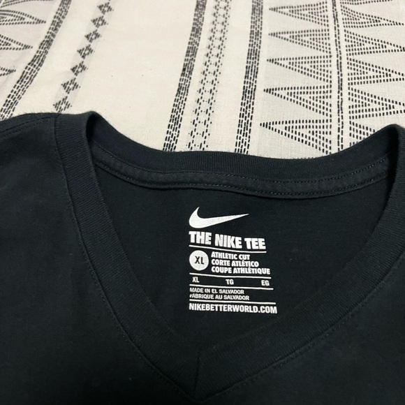 The Nike V-neck Tee Size XL - Picture 4 of 4